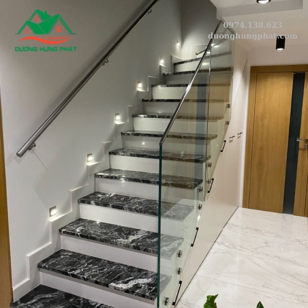 thi công cầu thang kính tay vịn inox giá rẻ